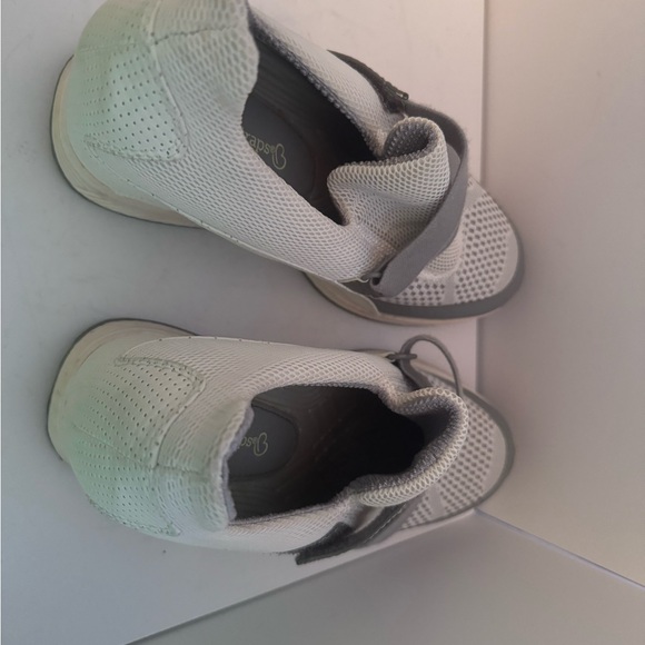 Baretraps size 10 white and gray platform shoes - Picture 3 of 6